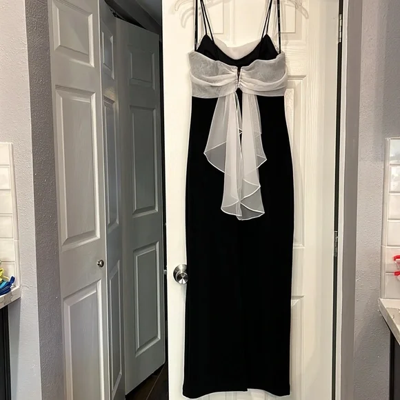 Night Way Collections. Beautiful long black evening dress. Size 8 never worn - Picture 4 of 15